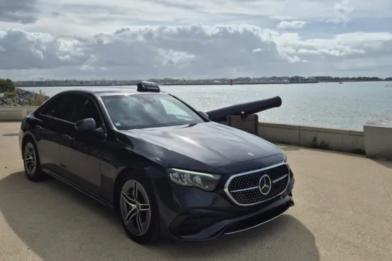 chauffeur-taxi-a-la-rochelle-en-berline-mercedes.webp